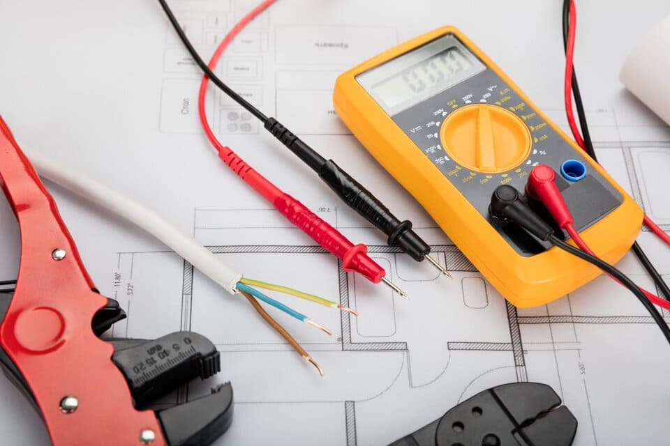 Plan de maison avec multimètre et outillage électrique