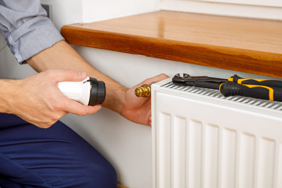 Installation d'une tête thermostatique sur un radiateur